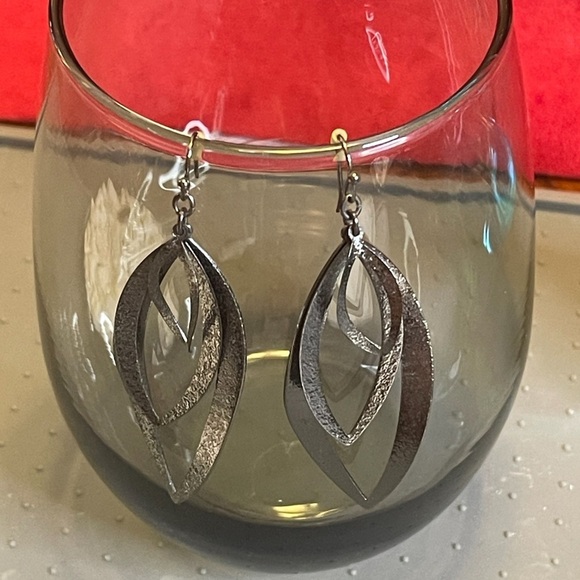 Cookie Lee Textured Hematite Dangle Geometric NWOT - Picture 4 of 14